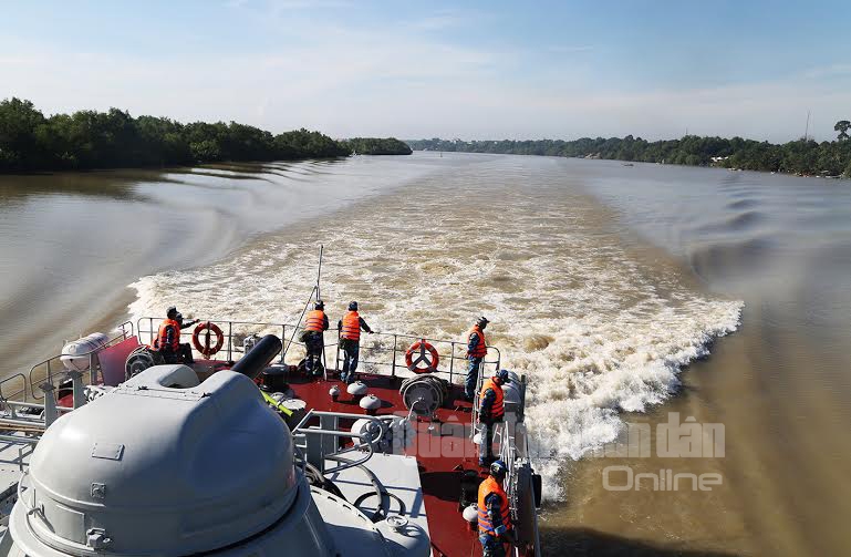 Tàu 379 đang tăng tốc để thực hiện xử trí tình huống sau khi vượt qua luồng thủy hẹp.